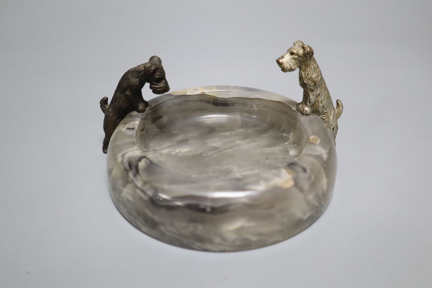 An onyx and cold painted bronze of two Scottie dogs ashtray, diameter 12.5cm